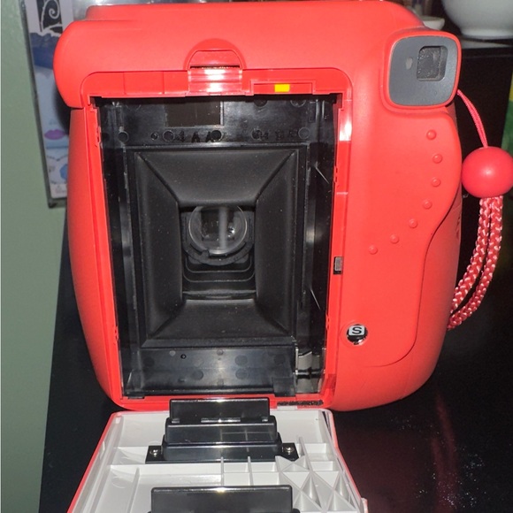 Instax Mini 8 Instant Camera - Raspberry - Picture 3 of 7